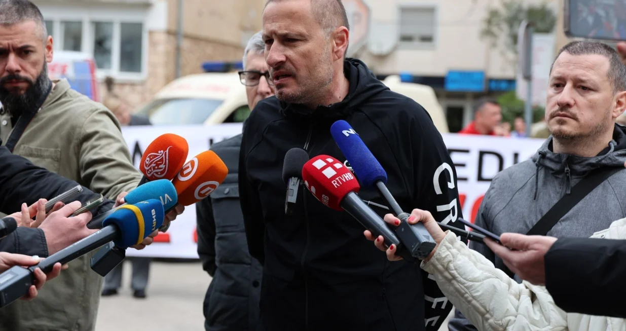 MOSTAR, 3. travnja (FENA) – Zdravstveni radnici Hercegovačko-neretvanske županije (HNŽ) održali su u četvrtak prosvjed ispred zgrade Vlade HNŽ-a s kojeg su zatražili potpisivanja aneksa kolektivnog ugovora za zdravstvene radnike. Na fotografiji: Dalibor Vuković, predsjednik Sindikata zdravstvenih radnika HNŽ-a (Foto FENA/ES)/Es