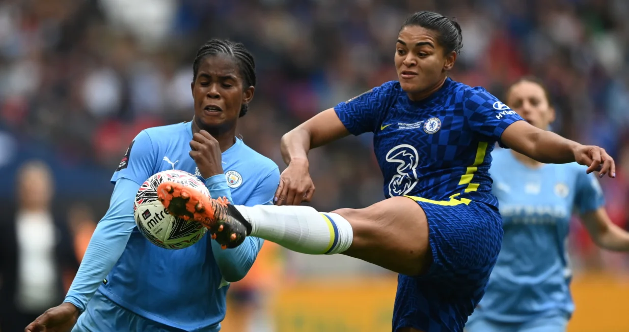 epa09949097 Chelsea's Jess Carter (R) in action against Manchester City's Khadija Shaw (L) during the women's English FA Cup final between Chelsea FC Women and Manchester City WFC at Wembley in London, Britain, 15 May 2022. EPA/NEIL HALL EDITORIAL USE ONLY. No use with unauthorized audio, video, data, fixture lists, club/league logos or 'live' services. Online in-match use limited to 120 images, no video emulation. No use in betting, games or single club/league/player publications/Foto: Neil Hall