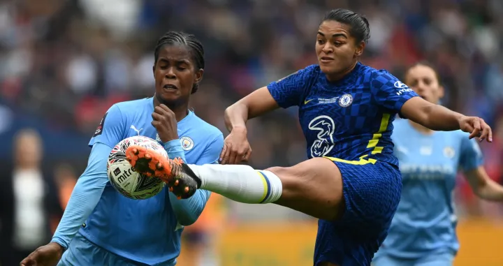 epa09949097 Chelsea's Jess Carter (R) in action against Manchester City's Khadija Shaw (L) during the women's English FA Cup final between Chelsea FC Women and Manchester City WFC at Wembley in London, Britain, 15 May 2022. EPA/NEIL HALL EDITORIAL USE ONLY. No use with unauthorized audio, video, data, fixture lists, club/league logos or 'live' services. Online in-match use limited to 120 images, no video emulation. No use in betting, games or single club/league/player publications/Foto: Neil Hall