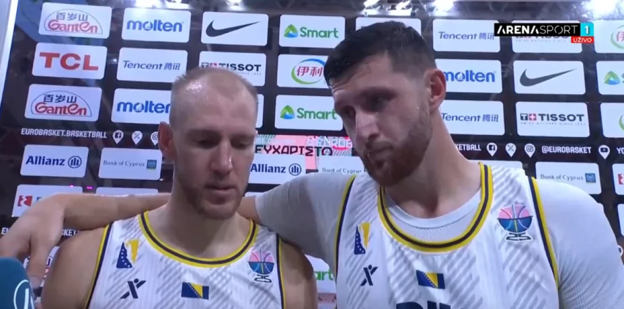 Vrabac i Nurkić zagrljeni/Foto: 