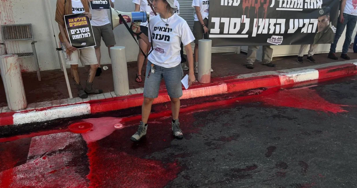 Crvena boja ispred kuće šefa IDF-a: Aktivisti uhapšeni nakon dramatičnog protesta protiv okupacije Gaze/