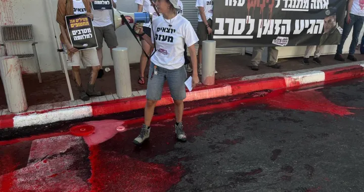 Crvena boja ispred kuće šefa IDF-a: Aktivisti uhapšeni nakon dramatičnog protesta protiv okupacije Gaze/