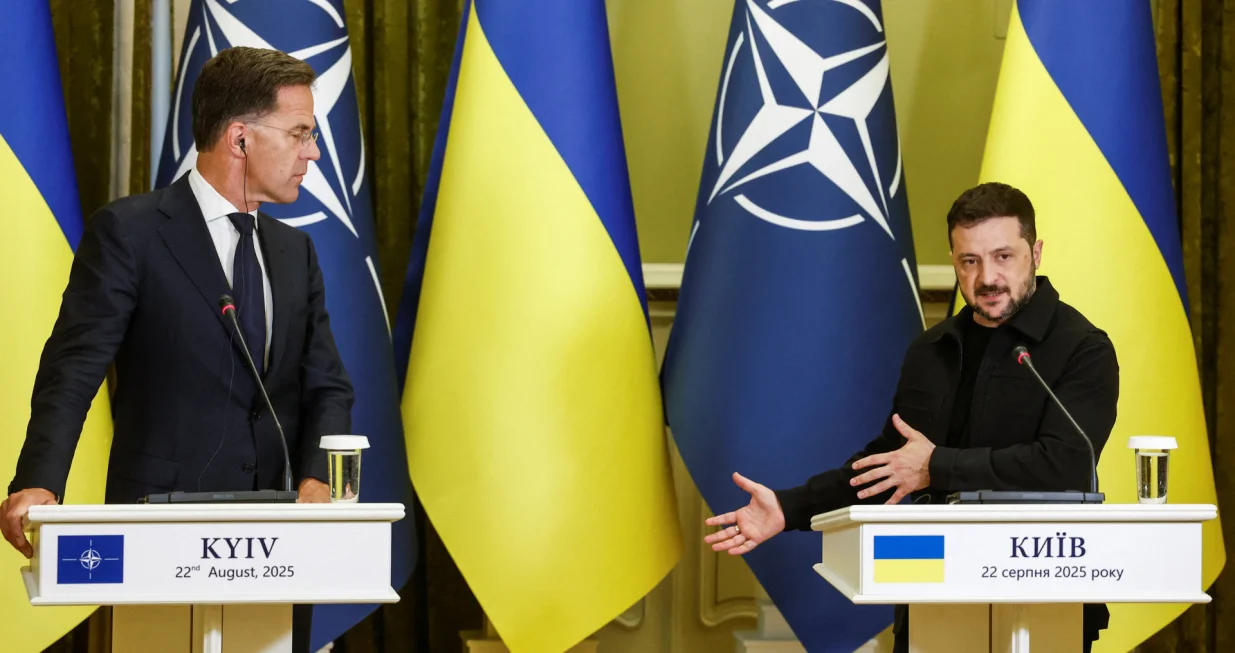 Ukrainian President Volodymyr Zelenskiy and NATO Secretary General Mark Rutte attend a press conference, amid Russia's attack on Ukraine, in Kyiv, Ukraine, August 22, 2025. REUTERS/Thomas Peter/Thomas Peter