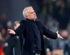 FILE PHOTO: Soccer Football - Europa League - Round of 16 - First Leg - Fenerbahce v Rangers - Sukru Saracoglu Stadium, Istanbul, Turkey - March 6, 2025 Fenerbahce coach Jose Mourinho reacts REUTERS/Murad Sezer/File Photo/Foto: Murad Sezer