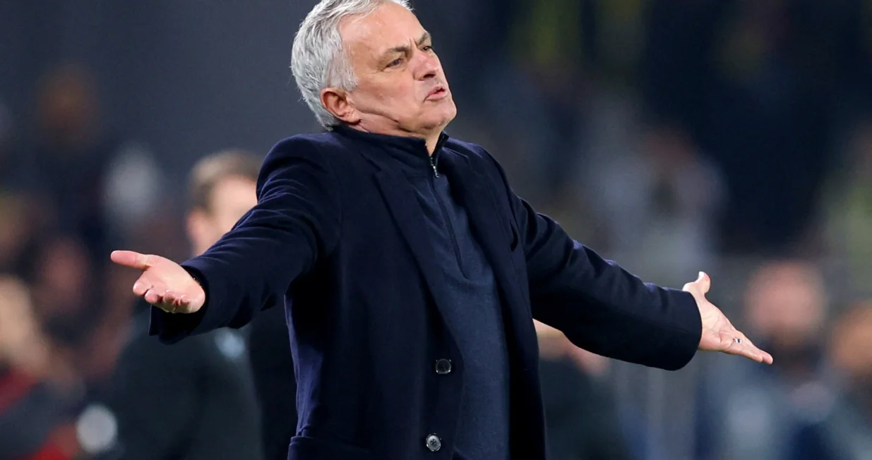 FILE PHOTO: Soccer Football - Europa League - Round of 16 - First Leg - Fenerbahce v Rangers - Sukru Saracoglu Stadium, Istanbul, Turkey - March 6, 2025 Fenerbahce coach Jose Mourinho reacts REUTERS/Murad Sezer/File Photo/Foto: Murad Sezer