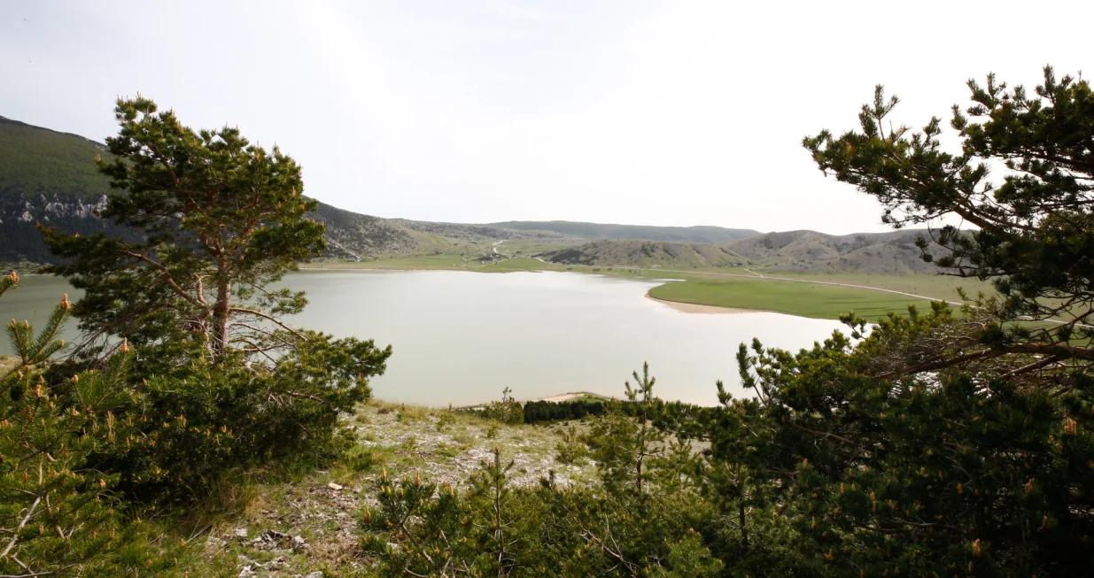 Blidinje, BiH - 19. maj 2020:Zbog geomorfoloških osobina, bogatstva biljnog i životinjskog svijeta 1995. godine Blidinje je proglašeno parkom prirode. Blidinjsko jezero je geomorfološki spomenik prirode po kome je Park prirode Blidinje dobio ime (Mustafa Öztürk - Anadolu Agency)/Mustafa Öztürk