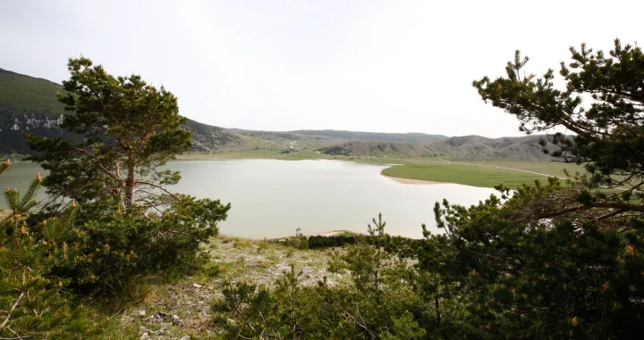 Blidinje, BiH - 19. maj 2020:Zbog geomorfoloških osobina, bogatstva biljnog i životinjskog svijeta 1995. godine Blidinje je proglašeno parkom prirode. Blidinjsko jezero je geomorfološki spomenik prirode po kome je Park prirode Blidinje dobio ime (Mustafa Öztürk - Anadolu Agency)/Mustafa Öztürk