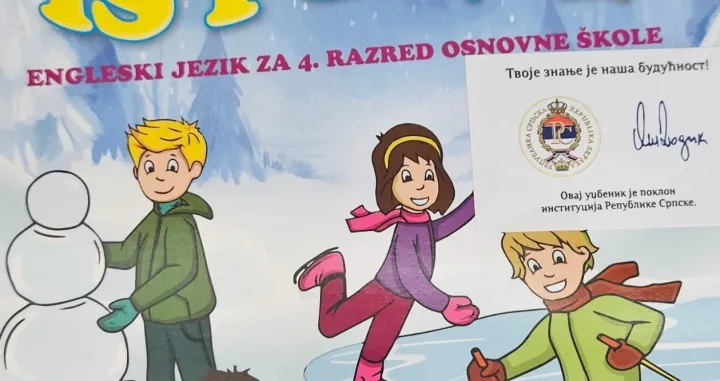 Stiker s potpisom Dodika na udžbeniku engleskog jezika/