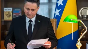 Denis Bećirović potpisuje apelaciju/Predsjedništvo BiH/