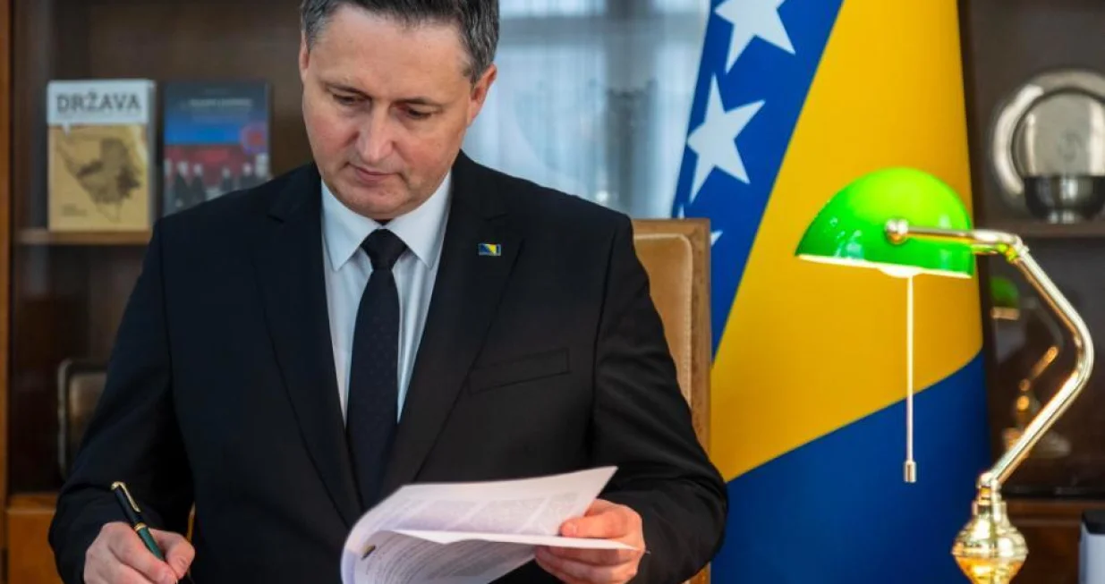 Denis Bećirović potpisuje apelaciju/Predsjedništvo BiH/