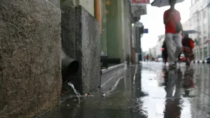 Kiša u Sarajevu, Sarajevo, ljetni pljusak, osvježenje, kišobrani/Damir Deljo/