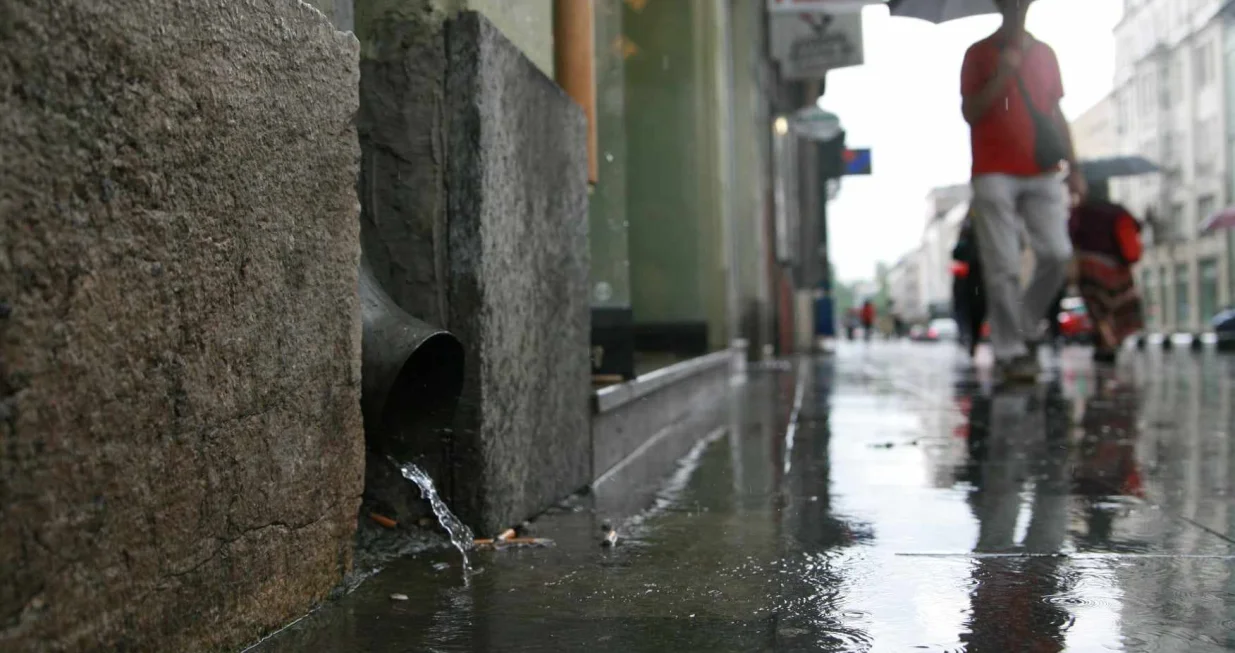 Kiša u Sarajevu, Sarajevo, ljetni pljusak, osvježenje, kišobrani/Damir Deljo/