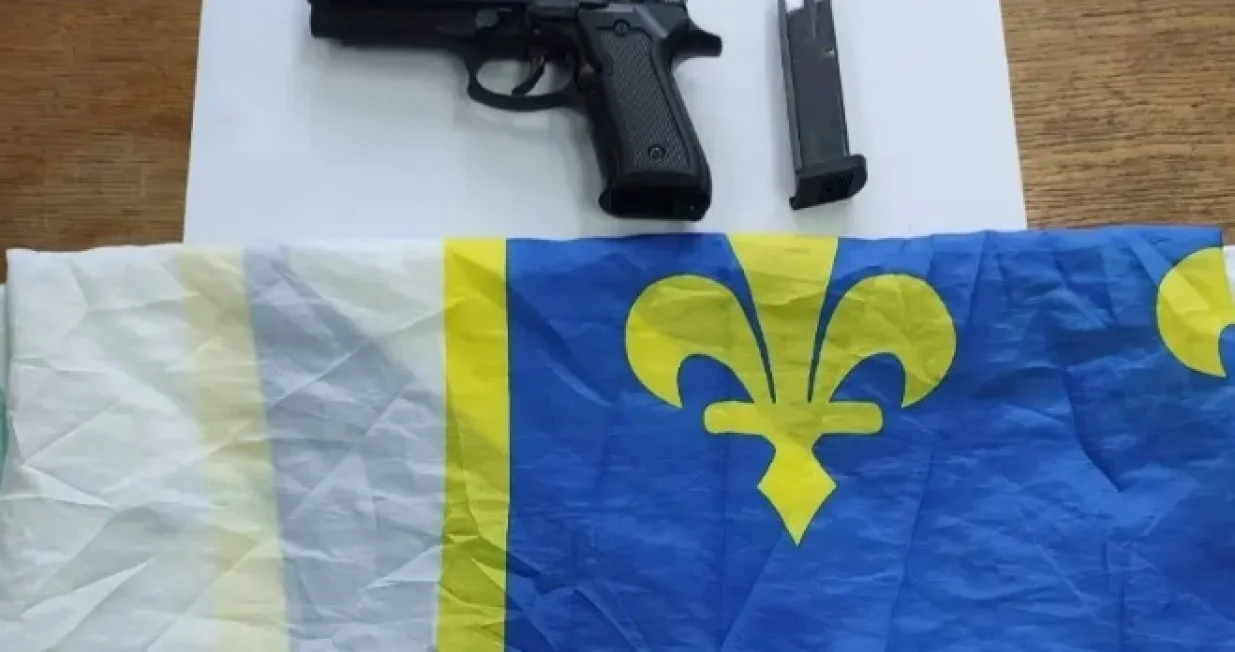 Pištolj i zastava Republike BiH/Mup Rs