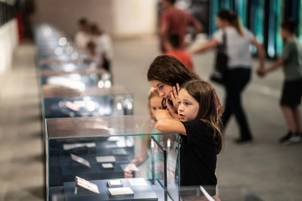 Prvi ljetni program SrebrenicaKids, koji je okupio 40 mladih iz Srebrenice, Bratunca i Sarajeva uzrasta od 7 do 14 godina, održan je proteklih dana u Memorijalnom centru Srebrenica - Potočari//