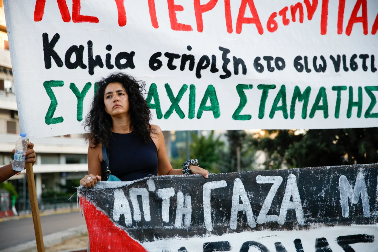 ATINA, GRČKA, 29. AVGUST: Zdravstveni radnici javnog sektora učestvuju u demonstracijama ispred izraelske ambasade u Atini, Grčka, protiv smrtonosnog napada na bolnicu Nasser u Gazi, u kojem je poginulo najmanje 20 osoba. (Socrates Baltagiannis - Anadolu Agency)/