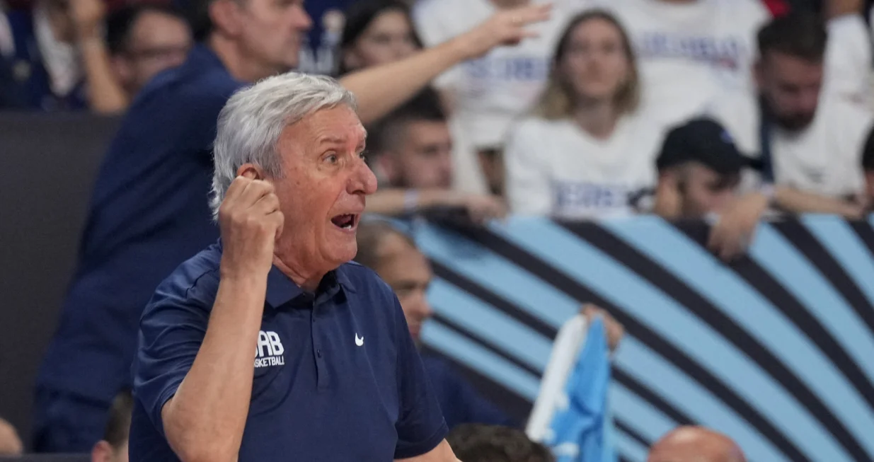 Basketball - FIBA EuroBasket 2025 - Group Phase - Portugal v Serbia - Xiaomi Arena, Riga, Latvia - August 29, 2025 Serbia head coach Svetislav Pesic reacts REUTERS/Ints Kalnins/Foto: Ints Kalnins