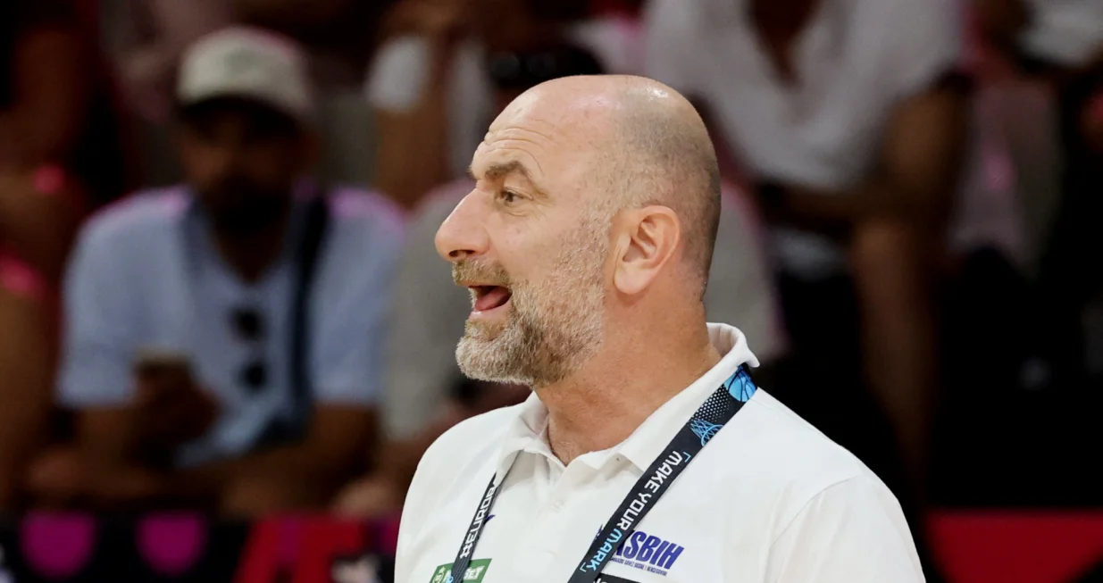 Basketball - FIBA EuroBasket 2025 - Group Phase - Bosnia and Herzegovina v Cyprus - Spyros Kyprianou Athletic Center, Limassol, Cyprus - August 28, 2025 Bosnia and Herzegovina head coach Adis Beciragic reacts REUTERS/Yiannis Kourtoglou/Foto: Yiannis Kourtoglou