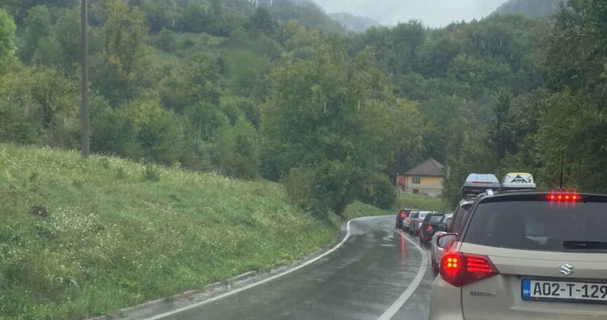 Duge kolone vozila zbog nesreće na magistralnom putu M-19/Viber/Viber