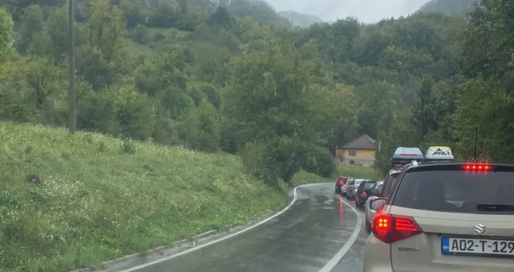 Duge kolone vozila zbog nesreće na magistralnom putu M-19/Viber/Viber