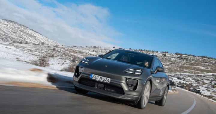 Prva generacija Macana, koja je predstavljena 2014. godine, stekla je popularnost zahvaljujući uzornoj dinamici vožnje temeljenoj na snažnim benzinskim i dizelskim motorima. Njen savremeni nasljednik mijenja pogonski koncept i postaje 100% električni automobil, ali i podiže stepen dinamike u vožnji na još viši nivo… da