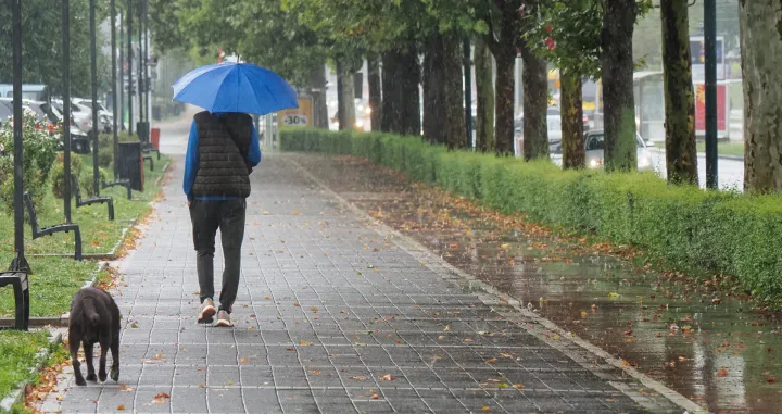 Sarajevo, BiH - 30. august 2025: Nakon izrazito toplih i sparnih ljetnih dana, kraj augusta u glavnom gradu Bosne i Hercegovine donio je osvjeЕѕenje u obliku kiЕЎe i niЕѕih temperatura, javlja Anadolu.Uz kiЕЎu, koja je poДЌela padati u veДЌernjim satima u subotu, praД‡enu i grmljavinom, doЕЎlo je do naglog pada temperatura u Sarajevu. (Elman Omic - Anadolu Agency)/