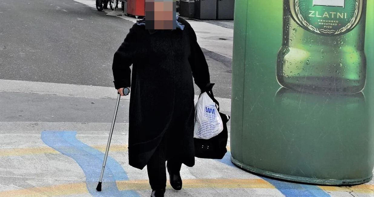 Baka, vjerovatno slabijeg imovinskog stanja, htjela se osigurati za zimu/Dnevnik Tv