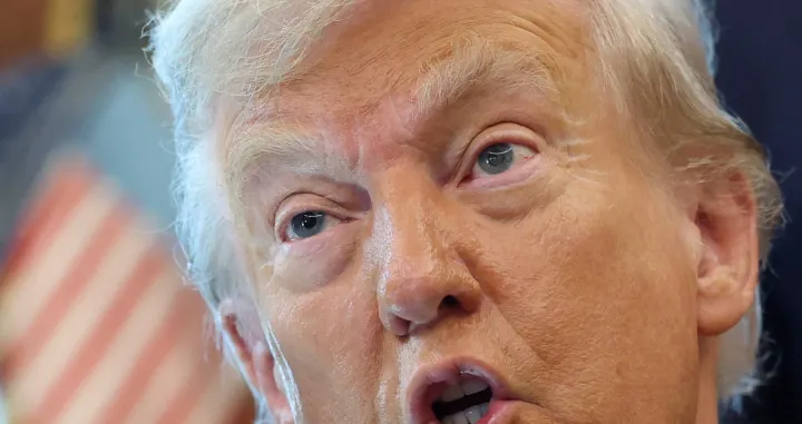 U.S. President Donald Trump speaks during the signing of executive orders in the Oval Office at the White House in Washington, D.C., U.S., August 25, 2025. REUTERS/Jonathan Ernst/Jonathan Ernst