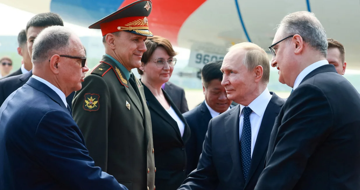 Russian President Vladimir Putin shakes hands with officials during a welcoming ceremony at an airport upon his arrival for the Shanghai Cooperation Organisation (SCO) summit in Tianjin, China August 31, 2025. Sputnik/Vladimir Smirnov/Pool via REUTERS ATTENTION EDITORS - THIS IMAGE WAS PROVIDED BY A THIRD PARTY./Vladimir Smirnov