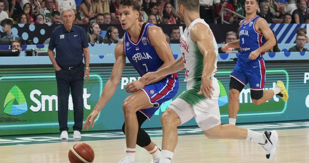 Basketball - FIBA EuroBasket 2025 - Group Phase - Portugal v Serbia - Xiaomi Arena, Riga, Latvia - August 29, 2025 Serbia's Bogdan Bogdanovic in action with Portugal's Diogo Gameiro REUTERS/Ints Kalnins/Foto: Ints Kalnins