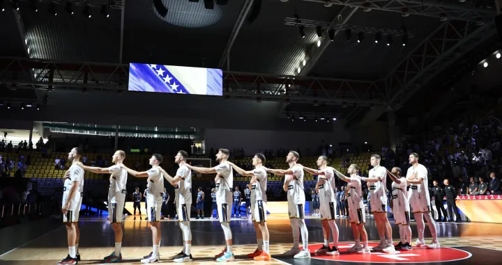Basketball - FIBA EuroBasket 2025 - Group Phase - Bosnia and Herzegovina v Cyprus - Spyros Kyprianou Athletic Center, Limassol, Cyprus - August 28, 2025 Bosnia and Herzegovina players during the national anthems before the match REUTERS/Yiannis Kourtoglou/Foto: Yiannis Kourtoglou
