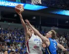 Basketball - FIBA EuroBasket 2025 - Group Phase - Serbia v Estonia - Xiaomi Arena, Riga, Latvia - August 27, 2025 Estonia's Sander Raieste in action with Serbia's Bogdan Bogdanovic REUTERS/Ints Kalnins/Foto: Ints Kalnins