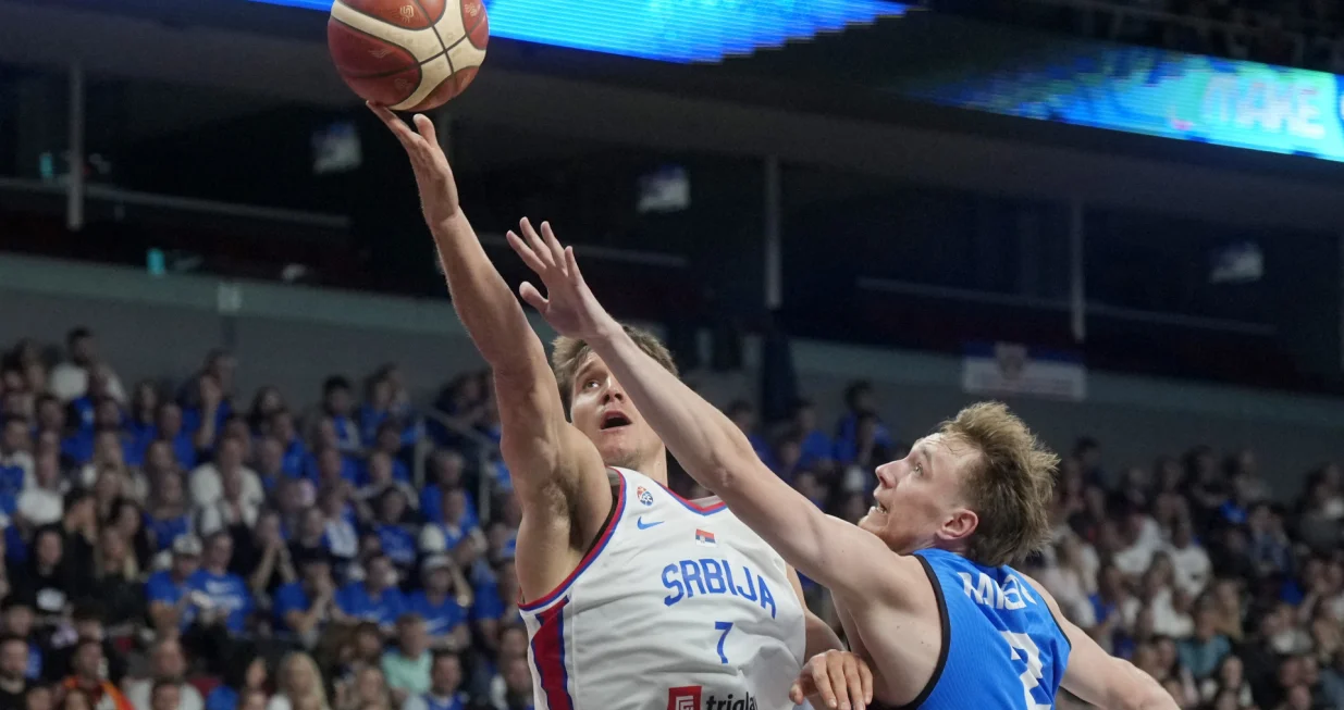 Basketball - FIBA EuroBasket 2025 - Group Phase - Serbia v Estonia - Xiaomi Arena, Riga, Latvia - August 27, 2025 Estonia's Sander Raieste in action with Serbia's Bogdan Bogdanovic REUTERS/Ints Kalnins/Foto: Ints Kalnins