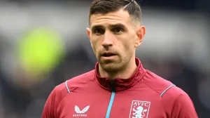epa10385299 Goalkeeper Emiliano Martinez of Aston Villa looks on ahead of the English Premier League soccer match between Tottenham Hotspur and Aston Villa in London, Britain, 01 January 2023. EPA/Neil Hall EDITORIAL USE ONLY. No use with unauthorized audio, video, data, fixture lists, club/league logos or 'live' services. Online in-match use limited to 120 images, no video emulation. No use in betting, games or single club/league/player publications/Foto: Neil Hall