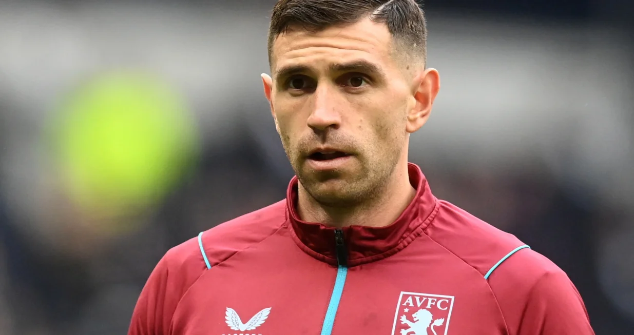 epa10385299 Goalkeeper Emiliano Martinez of Aston Villa looks on ahead of the English Premier League soccer match between Tottenham Hotspur and Aston Villa in London, Britain, 01 January 2023. EPA/Neil Hall EDITORIAL USE ONLY. No use with unauthorized audio, video, data, fixture lists, club/league logos or 'live' services. Online in-match use limited to 120 images, no video emulation. No use in betting, games or single club/league/player publications/Foto: Neil Hall