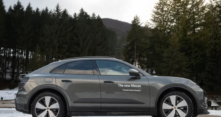 Prva generacija Macana, koja je predstavljena 2014. godine, stekla je popularnost zahvaljujući uzornoj dinamici vožnje temeljenoj na snažnim benzinskim i dizelskim motorima. Njen savremeni nasljednik mijenja pogonski koncept i postaje 100% električni automobil, ali i podiže stepen dinamike u vožnji na još viši nivo… agjhsfgjsfgjs/Wiper