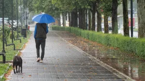 Sarajevo, BiH - 30. august 2025: Nakon izrazito toplih i sparnih ljetnih dana, kraj augusta u glavnom gradu Bosne i Hercegovine donio je osvjeЕѕenje u obliku kiЕЎe i niЕѕih temperatura, javlja Anadolu.Uz kiЕЎu, koja je poДЌela padati u veДЌernjim satima u subotu, praД‡enu i grmljavinom, doЕЎlo je do naglog pada temperatura u Sarajevu. (Elman Omic - Anadolu Agency)/