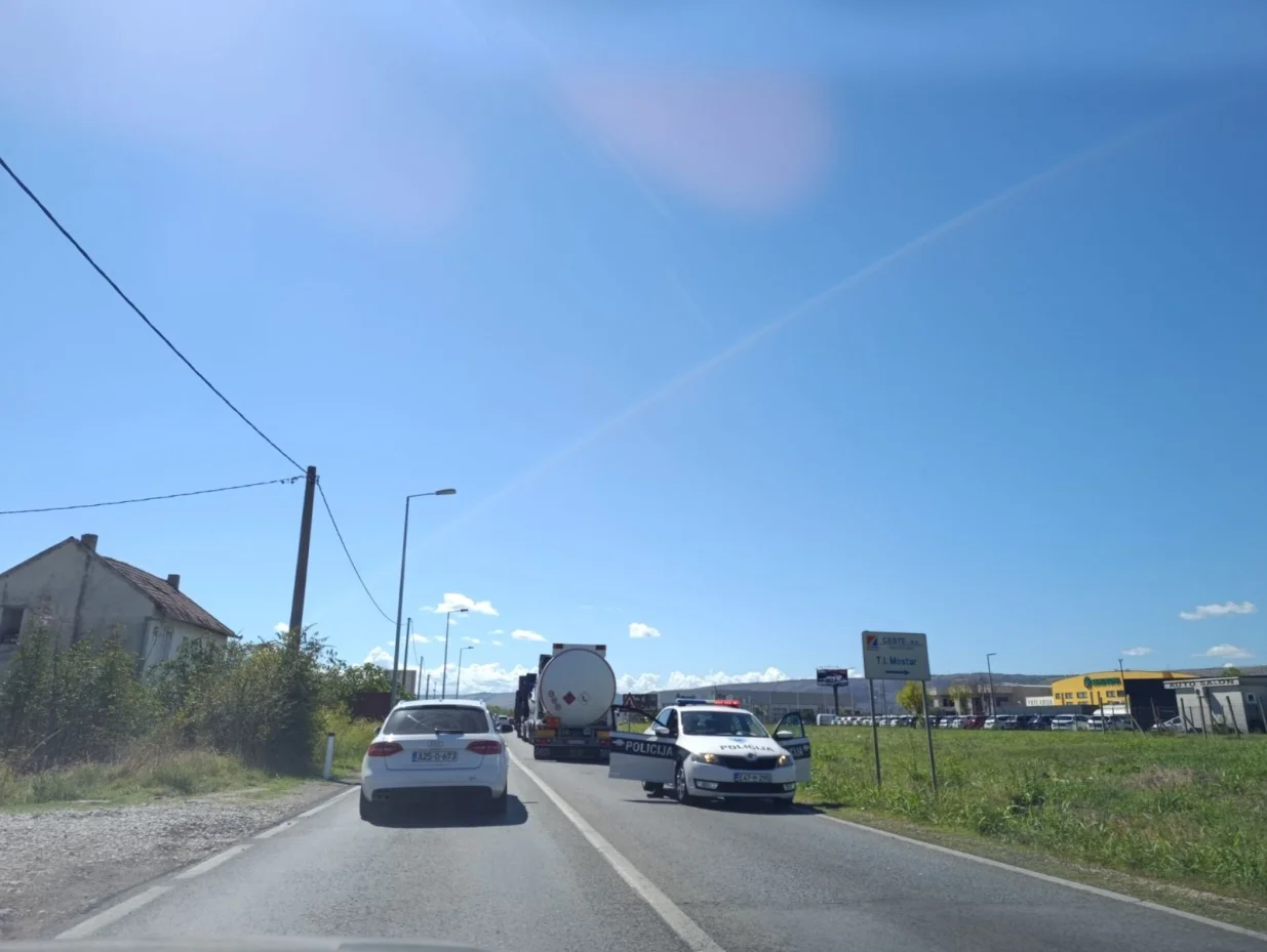 Mostar, gužve prema Buni, saobraća se jednom trakom, blokada prevoznika, policija reguliše saobraćaj/Edin Barimac/