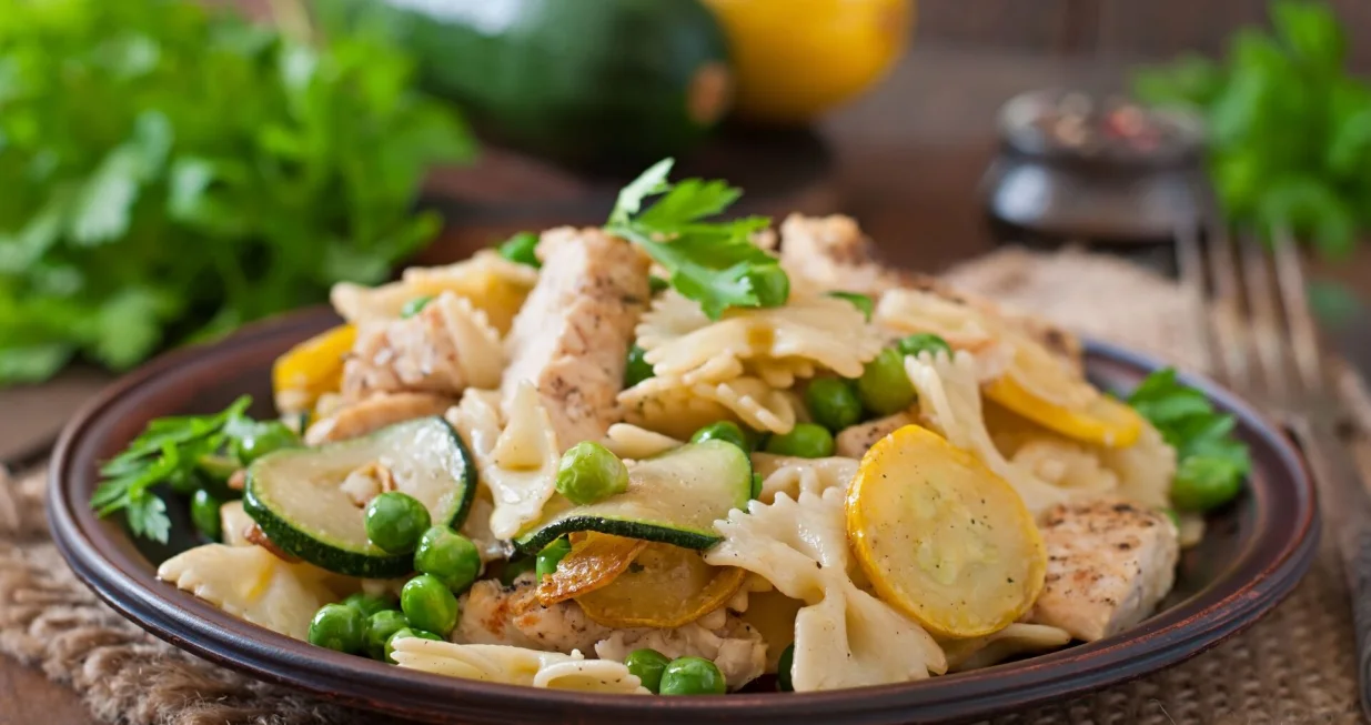 Pileća salata s tjesteninom//