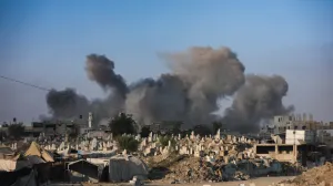 GAZA, PALESTINA - 23. AUGUST 2025.Dim se diže iznad stambenih zgrada nakon izraelskih napada na naselja Ez-Zeytun i Sabra u gradu Gazi. (Hamza Z. H. Qraiqea - Anadolu Agency)/