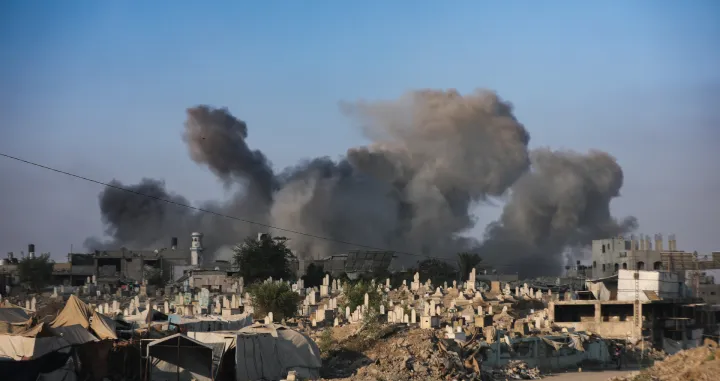 GAZA, PALESTINA - 23. AUGUST 2025.Dim se diže iznad stambenih zgrada nakon izraelskih napada na naselja Ez-Zeytun i Sabra u gradu Gazi. (Hamza Z. H. Qraiqea - Anadolu Agency)/