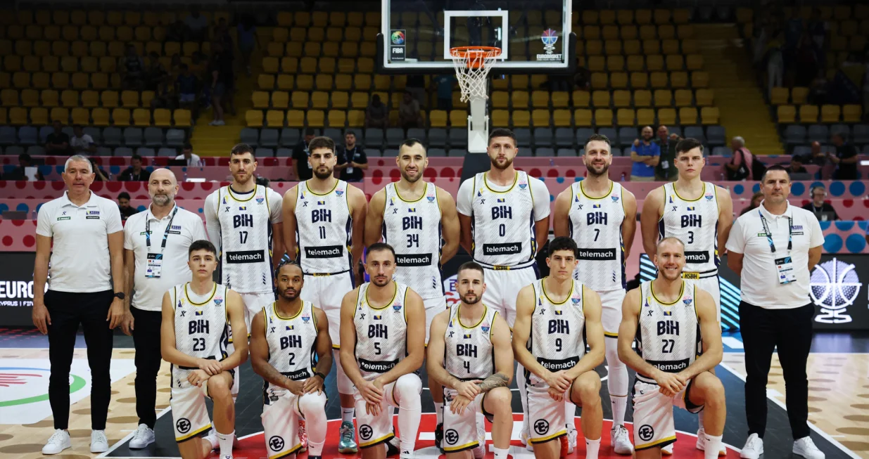 Basketball - FIBA EuroBasket 2025 - Group Phase - Bosnia and Herzegovina v Cyprus - Spyros Kyprianou Athletic Center, Limassol, Cyprus - August 28, 2025 Bosnia and Herzegovina players and staff pose for a team group photo before the match REUTERS/Yiannis Kourtoglou/Foto: Yiannis Kourtoglou