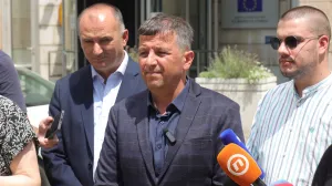 Lider Liste za pravdu i red Nebojša Vukanović pres ispred zgrade Delegacije Evropske unije u Bosni i Hercegovini/Senad Gubelić