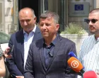 Lider Liste za pravdu i red Nebojša Vukanović pres ispred zgrade Delegacije Evropske unije u Bosni i Hercegovini/Senad Gubelić