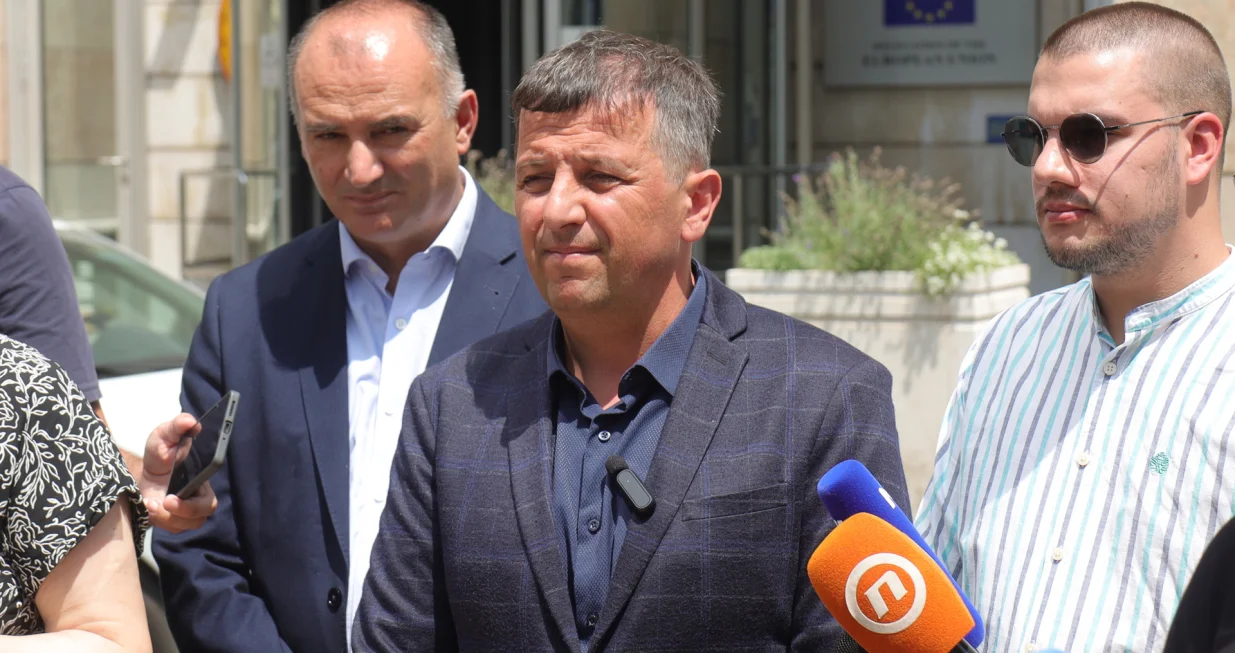 Lider Liste za pravdu i red Nebojša Vukanović pres ispred zgrade Delegacije Evropske unije u Bosni i Hercegovini/Senad Gubelić