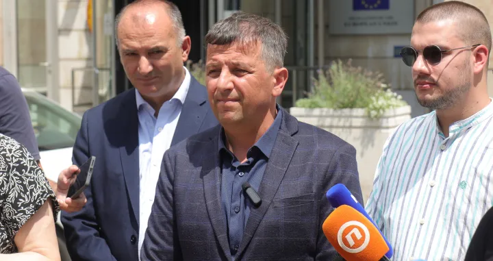 Lider Liste za pravdu i red Nebojša Vukanović pres ispred zgrade Delegacije Evropske unije u Bosni i Hercegovini/Senad Gubelić