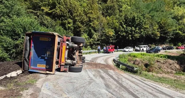 Saobraćajna nesreća na putu Foča - Gacko, poginuo vozač kamiona, prevrnut kamion/Rtrs