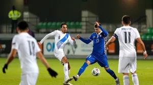 epa08822988 Moldova's Vitalie Damascan (C-R) in action against Greece's Carlos Zeca (C-L) during the UEFA Nations League soccer match between Moldova and Greece at Zimbru Stadium in Chisinau, Moldova, 15 November 2020. EPA/DUMITRU DORU/Foto: Dumitru Doru
