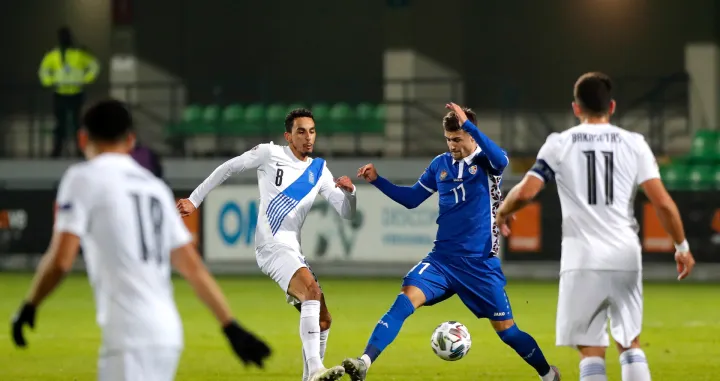 epa08822988 Moldova's Vitalie Damascan (C-R) in action against Greece's Carlos Zeca (C-L) during the UEFA Nations League soccer match between Moldova and Greece at Zimbru Stadium in Chisinau, Moldova, 15 November 2020. EPA/DUMITRU DORU/Foto: Dumitru Doru