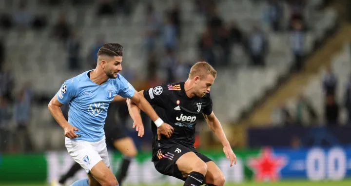 epa09468564 Malmo's Antonio Colak and Juventus' Matthijs de Ligt battles for the ball during the UEFA Champions League group H soccer match between Malmo FF and Juventus FC at Malmoe New Stadium in Malmoe, Sweden, 14 September 2021. EPA/Andreas Hillergren/TT SWEDEN OUT/Foto: Andreas Hillergren/tt