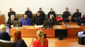 Goran Ravlić i Leđiba Ravlić sa advokatima; Čitanjem optužnice danas je u Kantonalnom sudu u Sarajevu počelo suđenje Gorana Ravliću, Leđibi Ravlić i Latifu Jašareviću, psihički i fizički zlostavljali Goranovu suprugu Nerminu/Damir Deljo